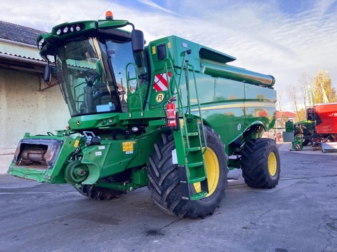 John Deere S690