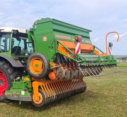 Amazone KG 3000 mit D9 Special
