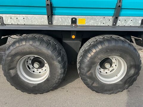 Mengele Rotobull 6000/2 mit 700/45-22,5 Bereifung und Na 3