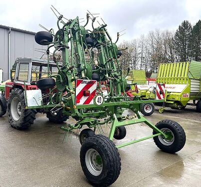 Krone KWT 11.22/10 - ein 10-er Kreiselheuer mit Fahrwe 3