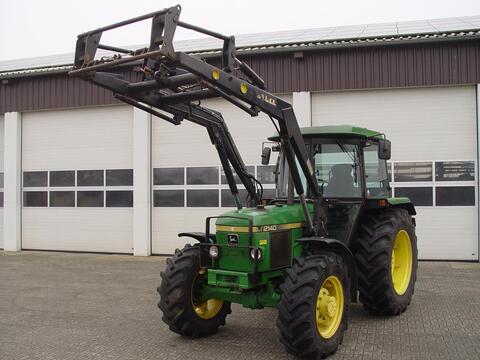 John Deere 2140