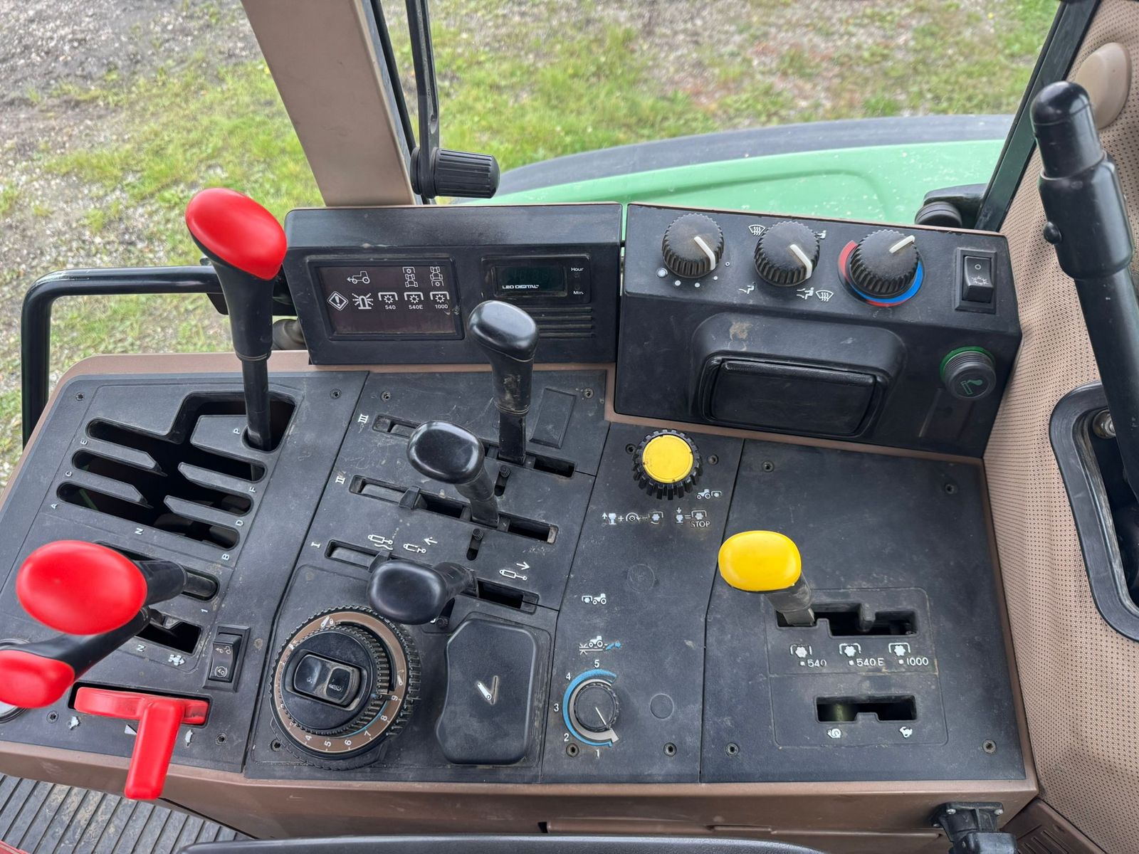 John Deere 6600 A De-Luxe 1