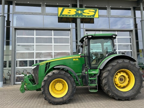 <strong>John Deere 8335R</strong><br />