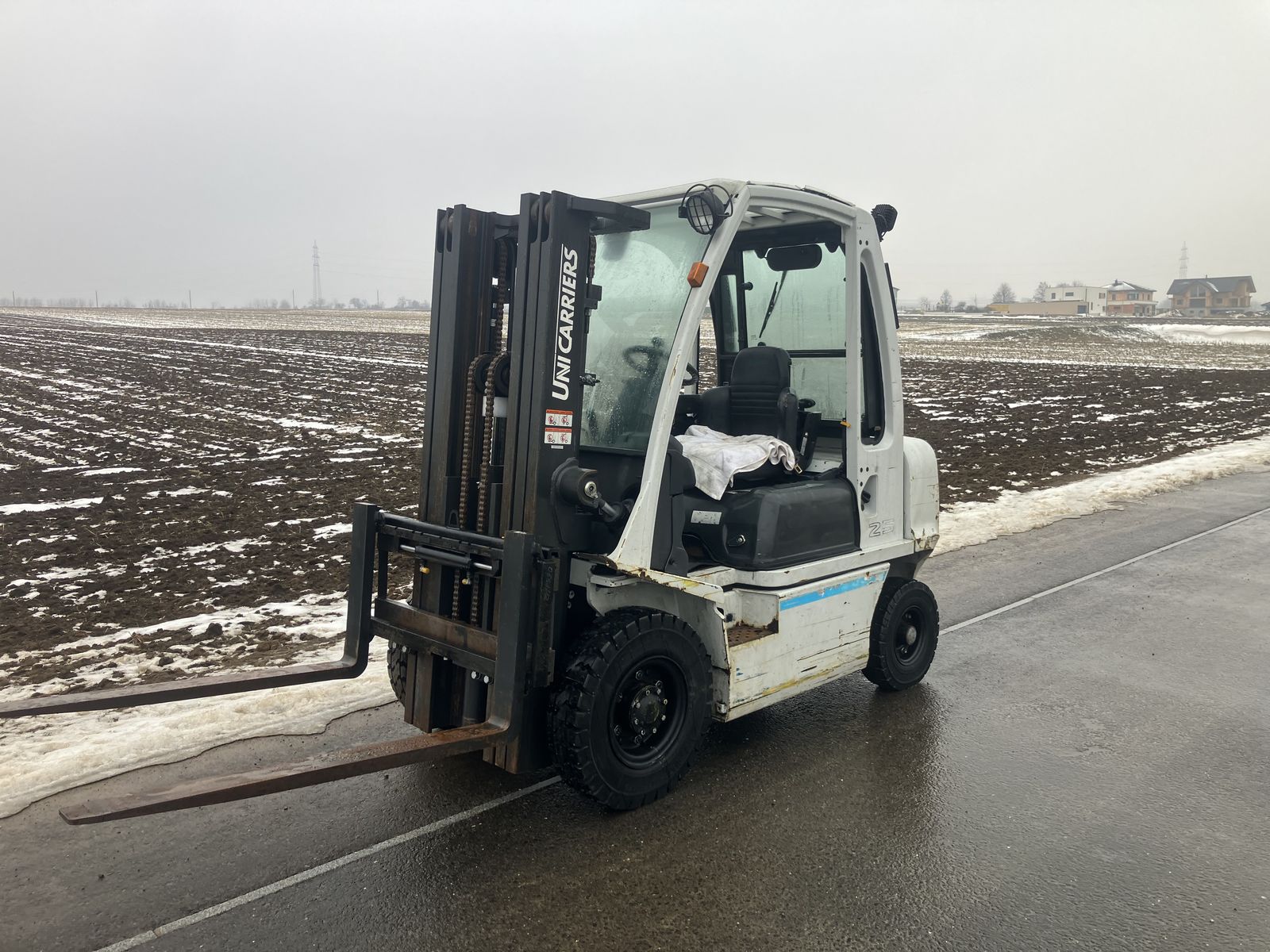 Nissan Dieselstapler Nissan 2,5t Triplexmast Seitenschu 2