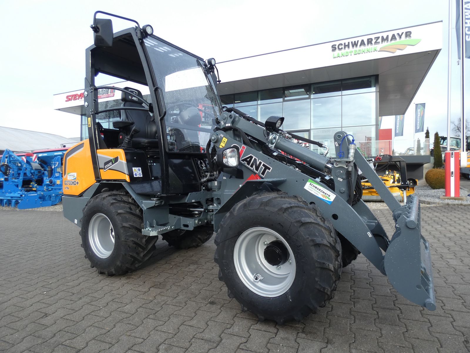 Giant G2700 X-tra HD+ 2