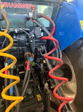 New Holland T 5.85