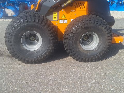 Giant GS900 SKID