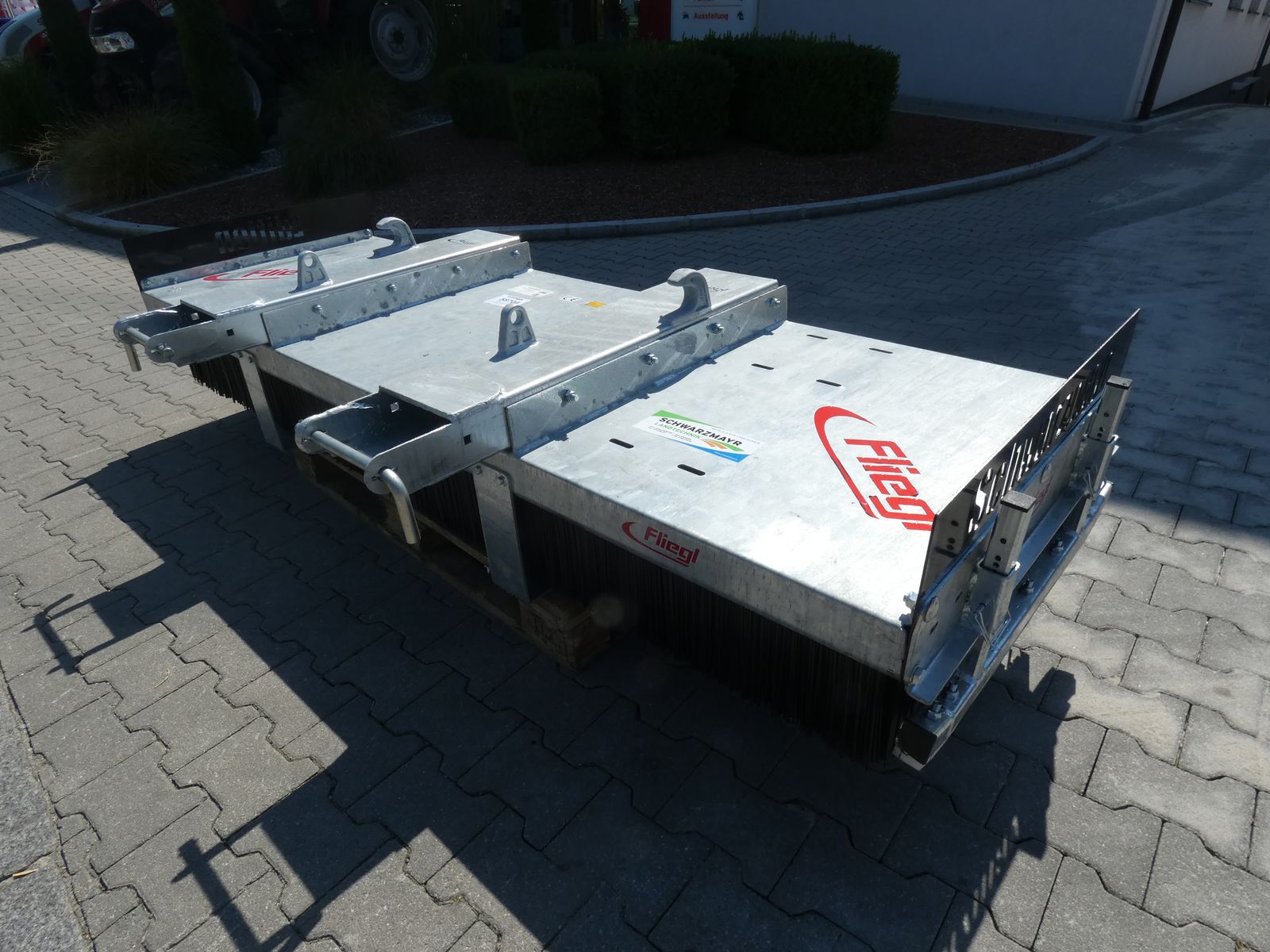 Fliegl AgroCenter Kehrbesen Löwe 250  2