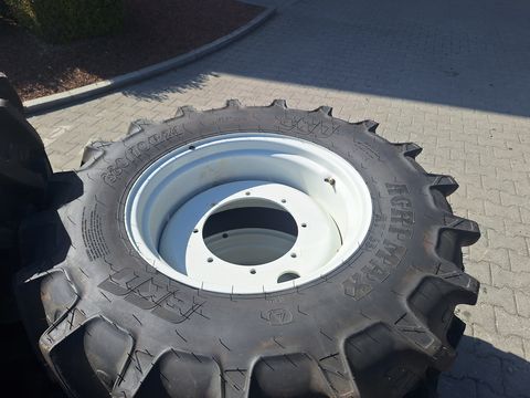 BKT 480/70R34+380/70R24 