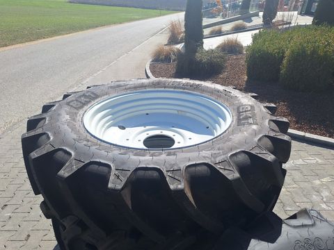 BKT 480/70R34+380/70R24 