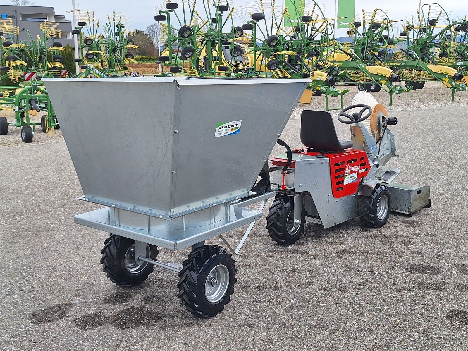 Westermann CM2 mit Spaltenschieber + Einstreugerät 2