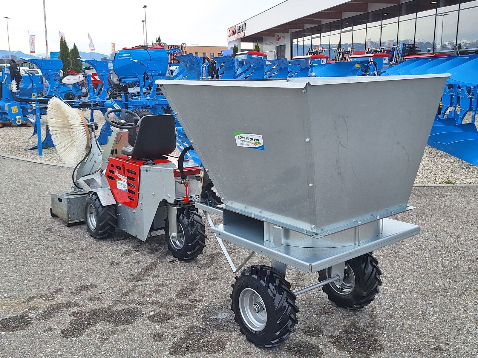 Westermann CM2 mit Spaltenschieber + Einstreugerät 3