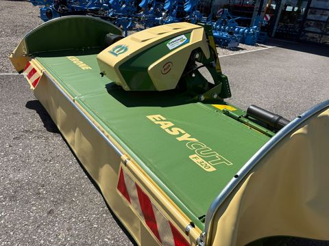 Krone EasyCut F 320 G4 WD geschoben