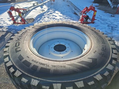 Nokian 480/80R34+400/80R24 Kompletträder