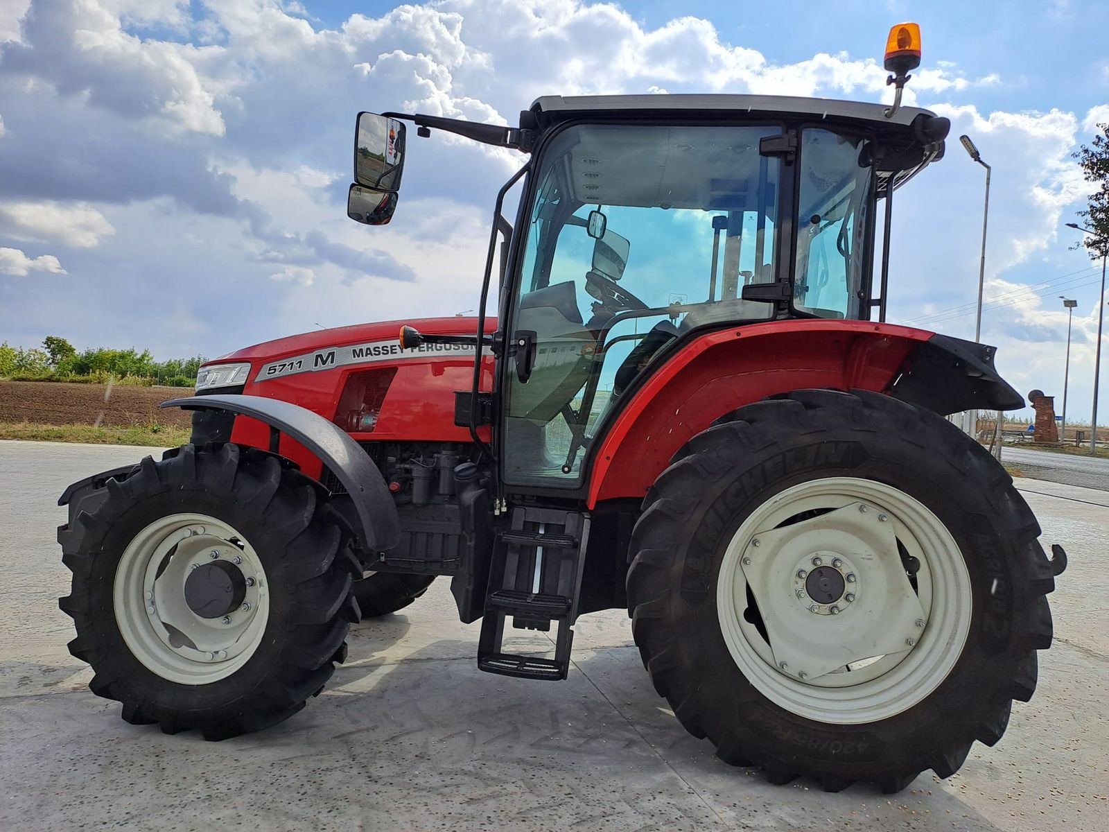 Massey Ferguson MF 5711 M 3