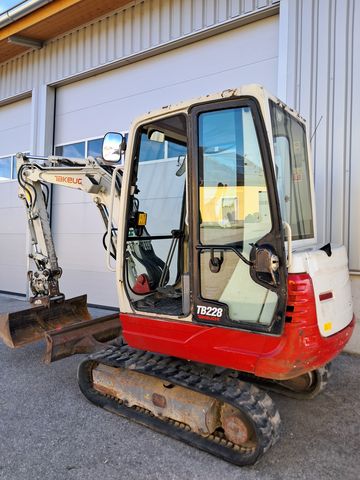 Takeuchi TB228, Powertilt