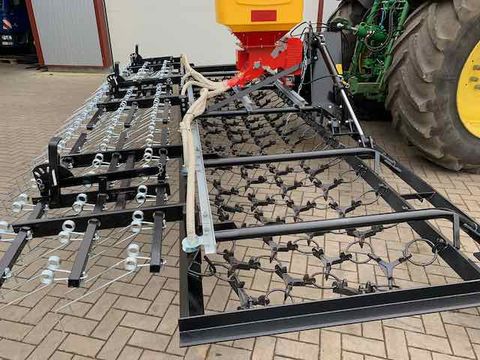 Wiesenegge mit Striegel und Nachsaatgerät 2