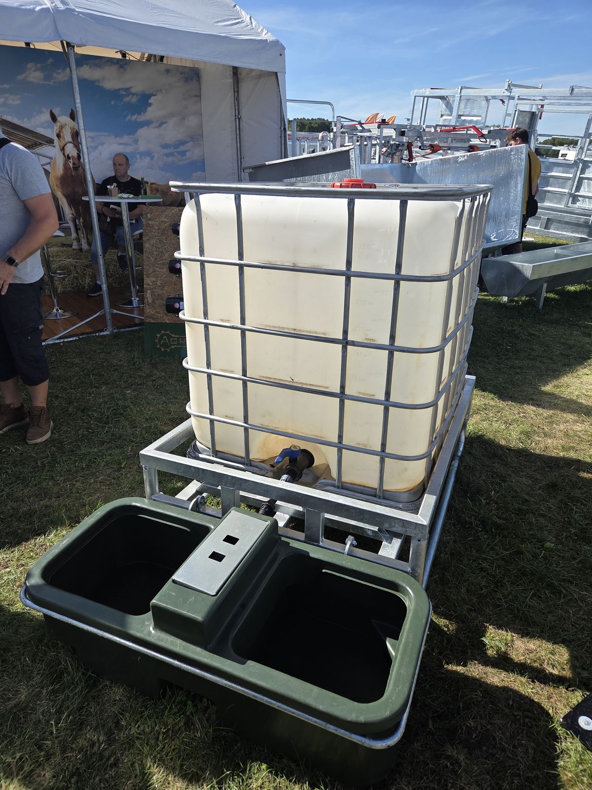 Wassertränke IBC mit 3 Punkt Aufnahme  3