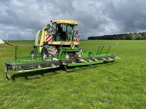 Krone BIG X 700 mit Maisgebiss und Pick-Up