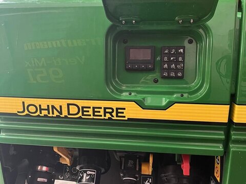 John Deere R944i