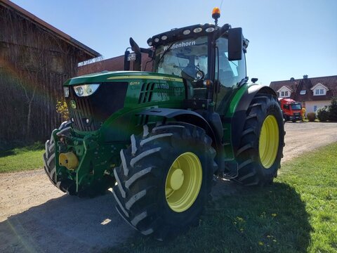 <strong>John Deere 6215R</strong><br />