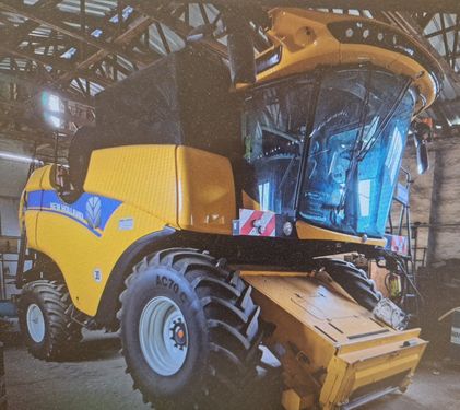 <strong>New Holland CX 6.90</strong><br />