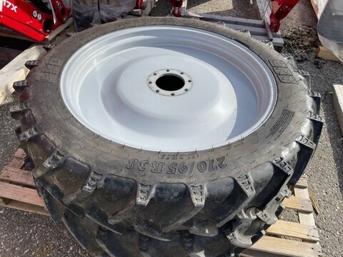 <strong>BKT 270/95 R38</strong><br />