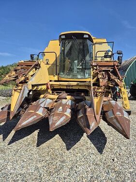 New Holland TX 68 Plus 3