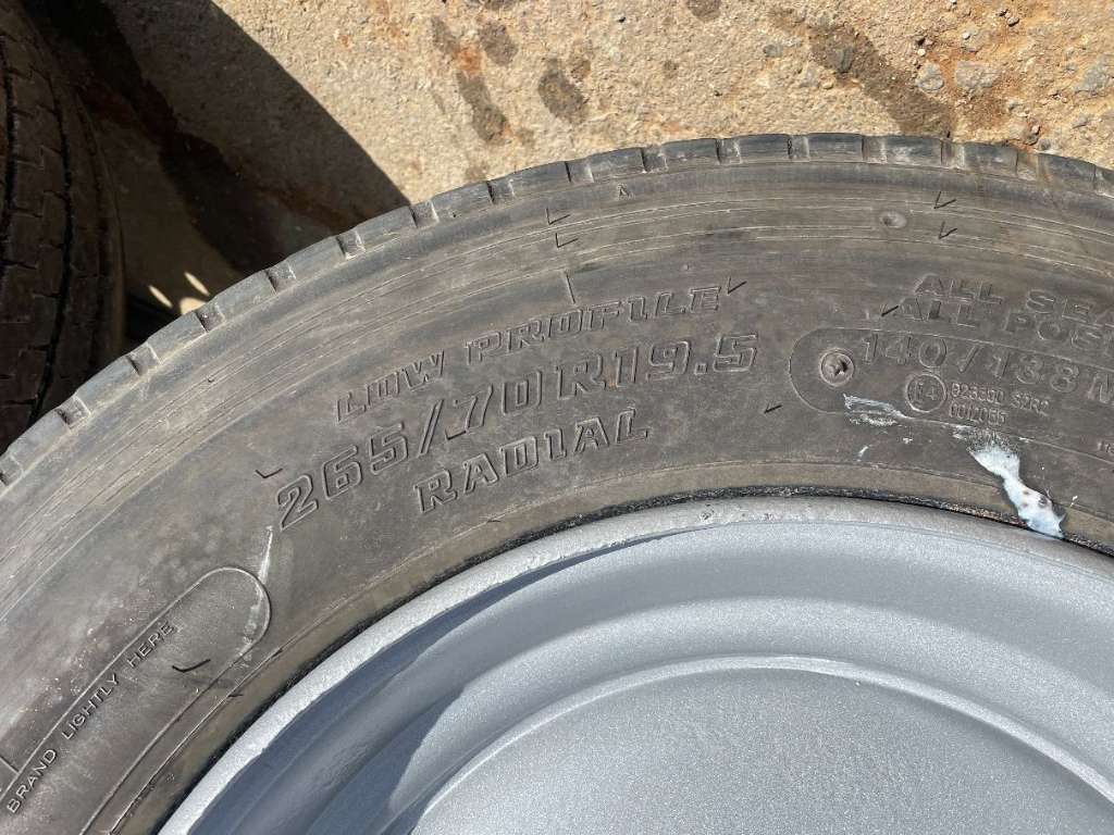 Bridgestone 265/70R19,5 3