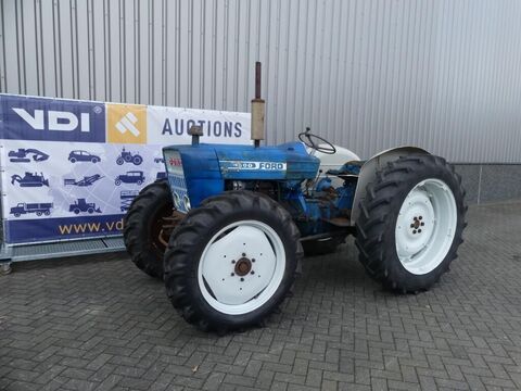 <strong>Ford 4000 4WD</strong><br />