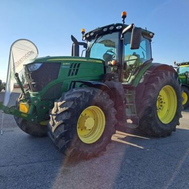 John Deere 6215R