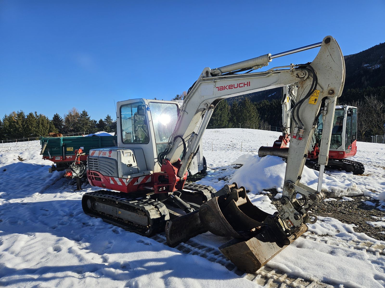 Takeuchi TB 250 Powertilt  2