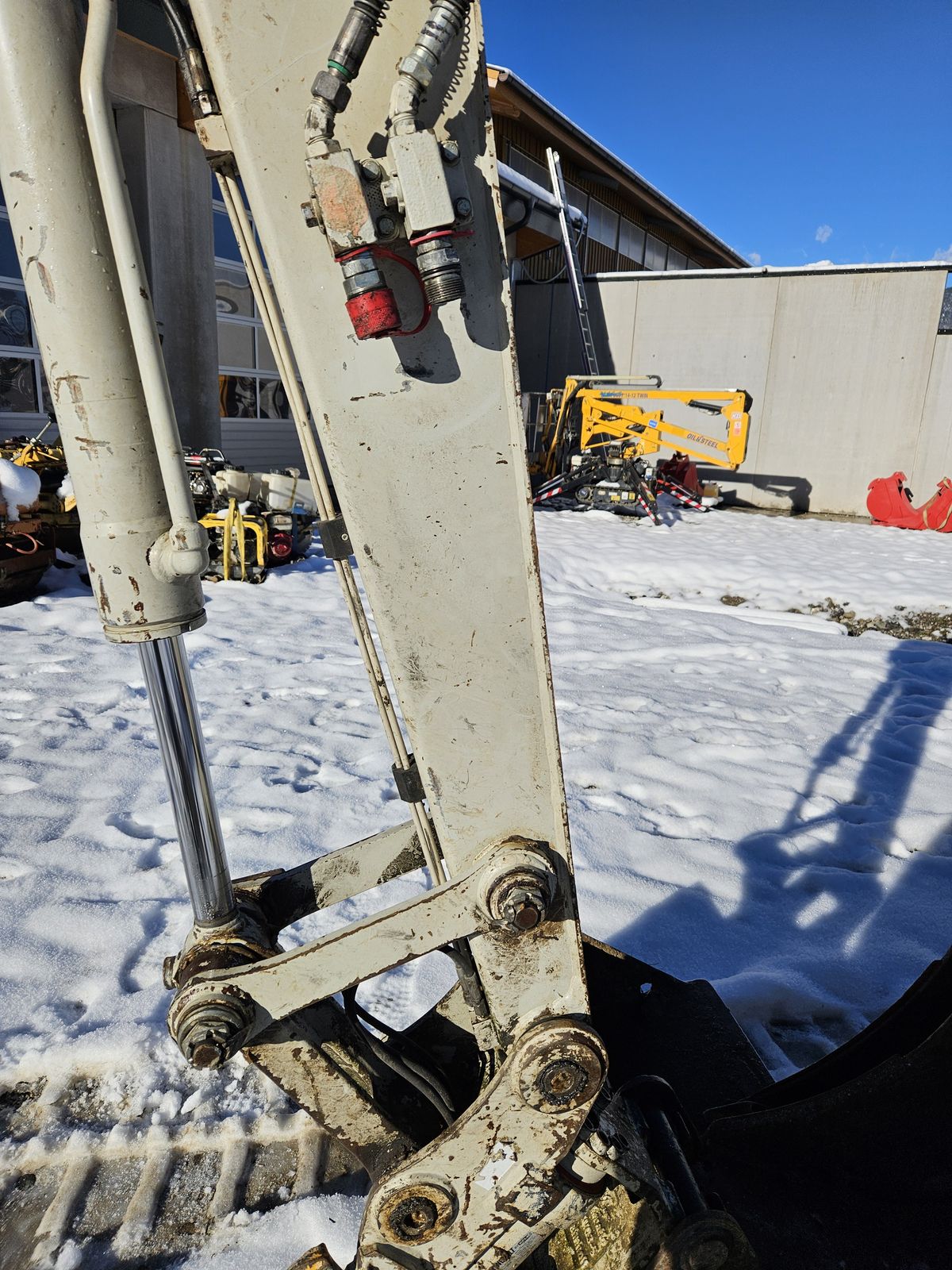 Takeuchi TB 250 Powertilt  3