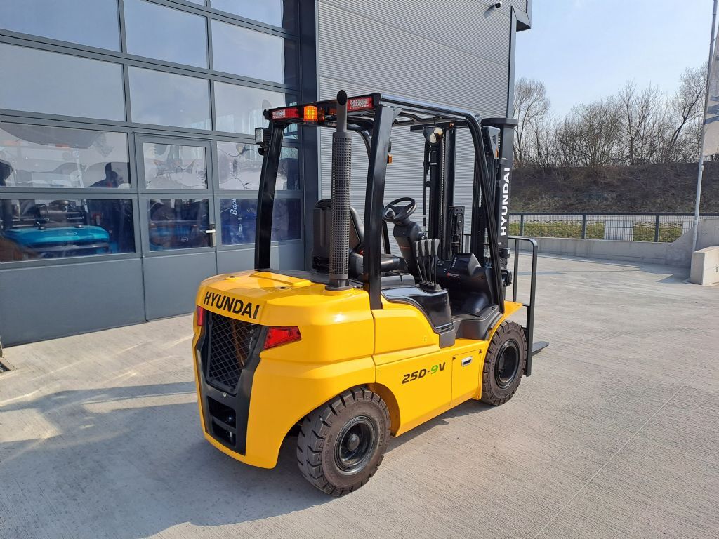 Hyundai 25D-9V 3