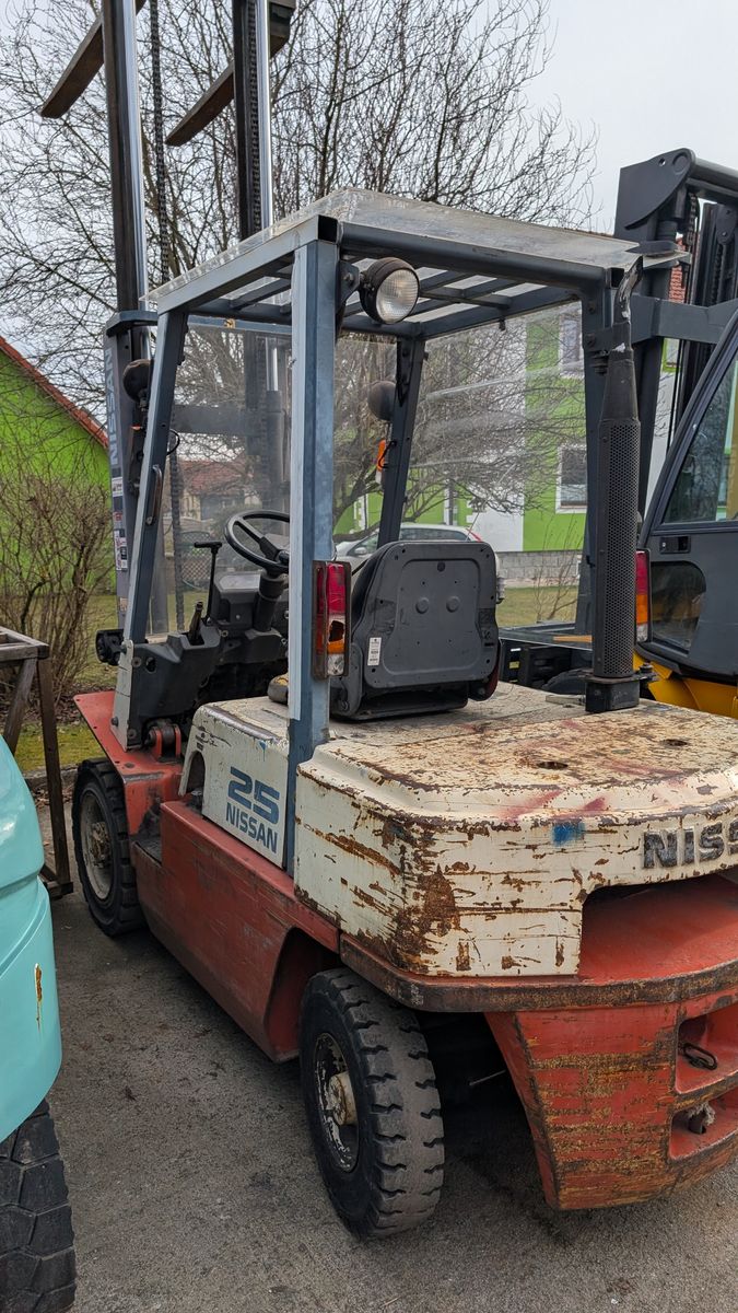 Nissan 2,5 tonnen Diesel Duplex & SS,  3