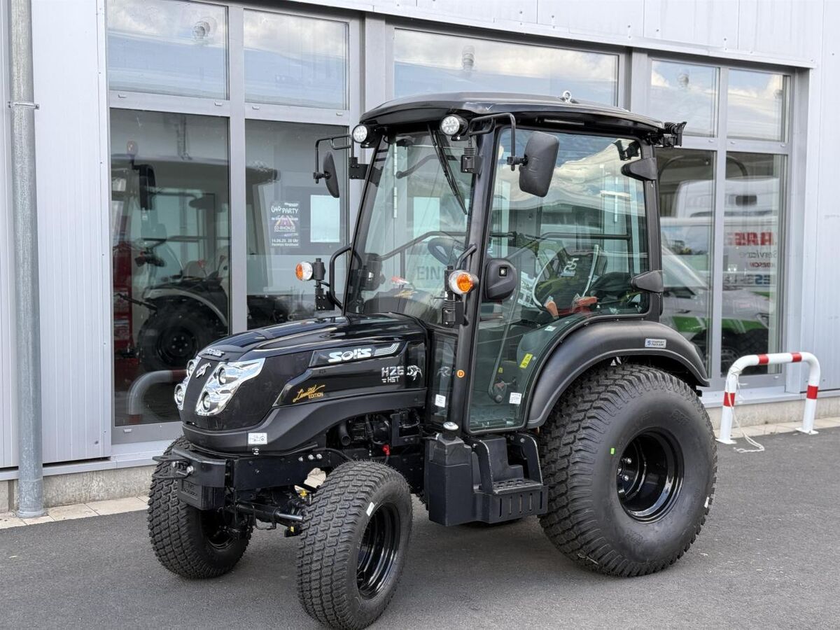 Solis 26 HST Kabine Panther (Black) 1