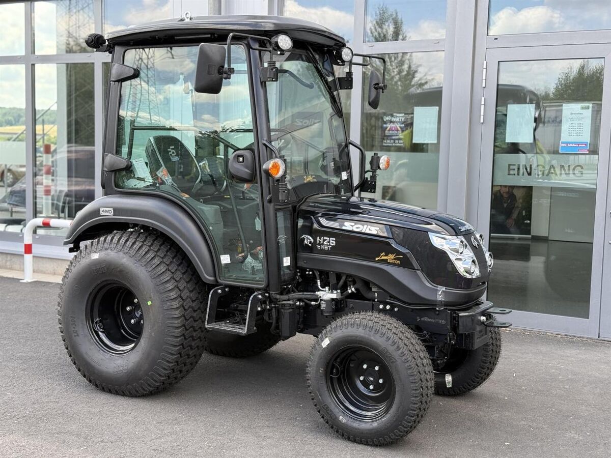 Solis 26 HST Kabine Panther (Black) 2