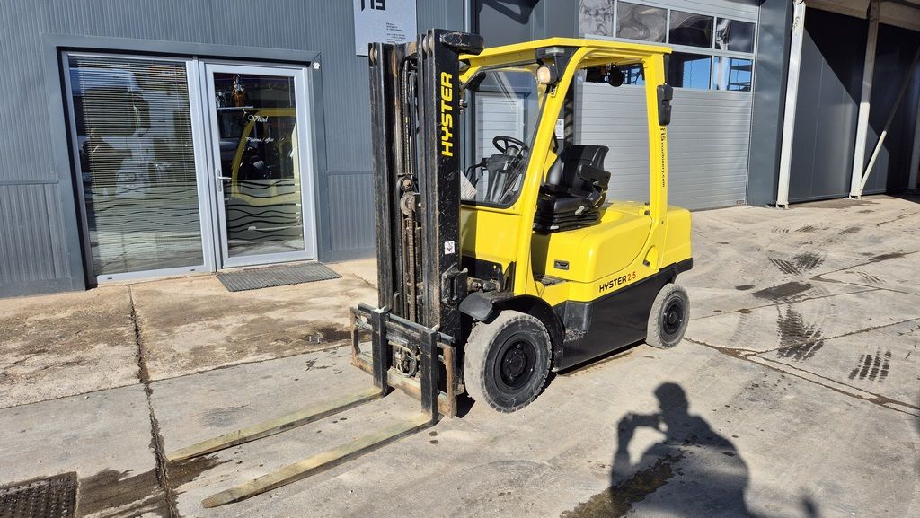 Hyster H2.5XT - 2013 YEAR - TRIPLEX - 6990 HOURS 2