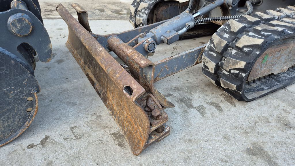 Takeuchi TB225 - POWERTILT - 2020 YEAR - 2460 HOURS 3