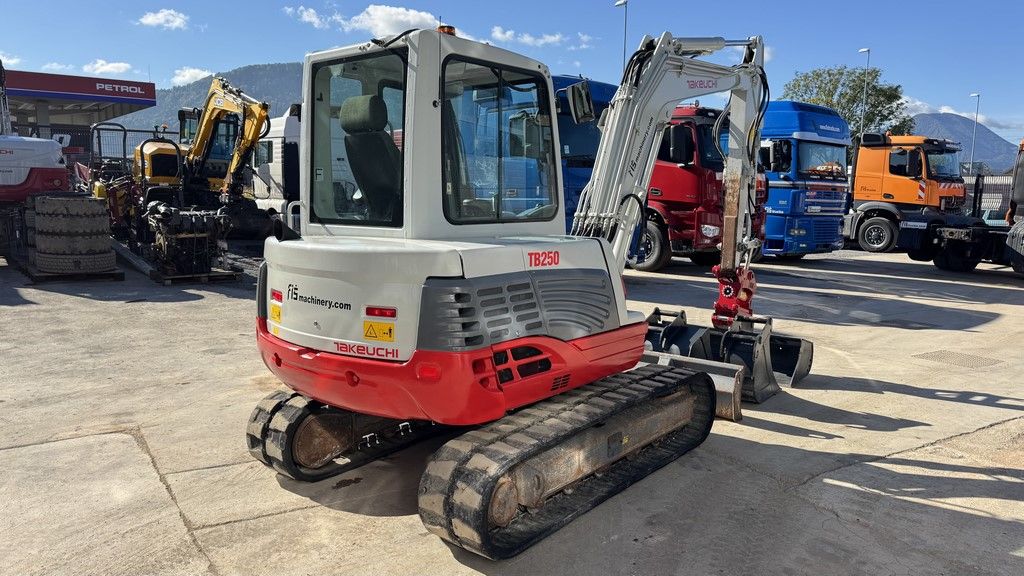 Takeuchi TB250 - 2018 YEAR - 3045 HOURS - POWERTILT 3
