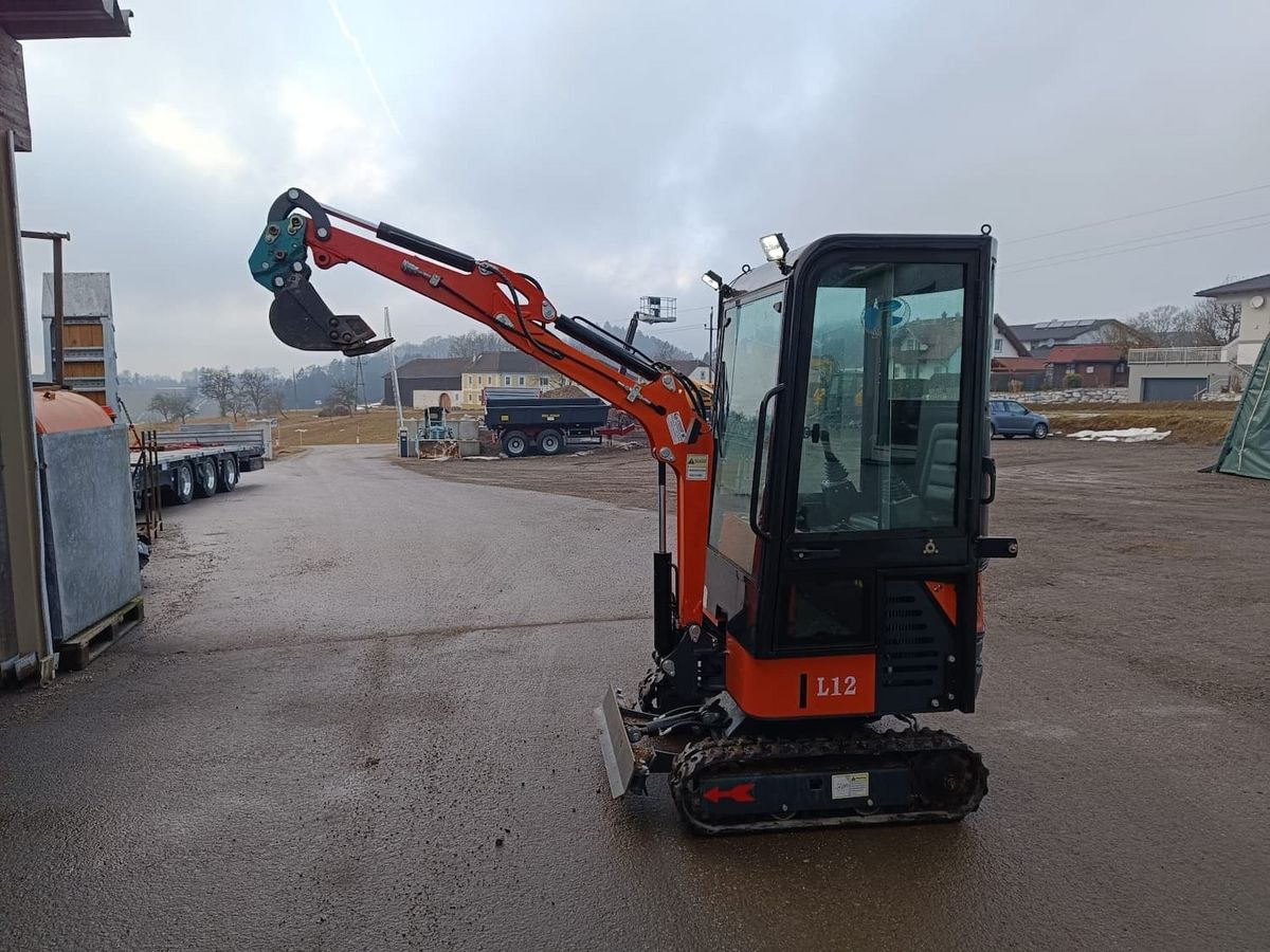 1,2 Tonnen Bagger mit Vollkabine und 3 Zylinder  2