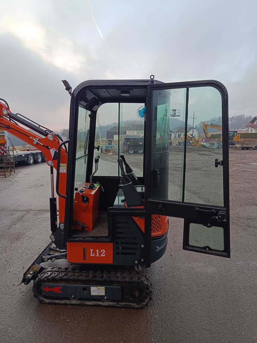 1,2 Tonnen Bagger mit Vollkabine und 3 Zylinder  3