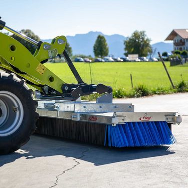 Sonstige Fliegl Kehrbesen »Luchs« mit Anfahrtsrollen und 