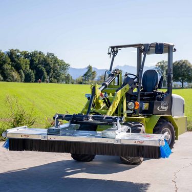 Sonstige Fliegl Kehrbesen »Luchs« mit Anfahrtsrollen und