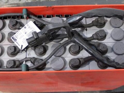 24 Volt 2 PzV 200 Ah 3