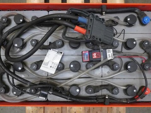 24 Volt 4 TPzS 500 Ah 3