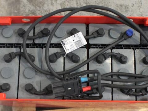 24 Volt 4 PzV 400 Ah 3