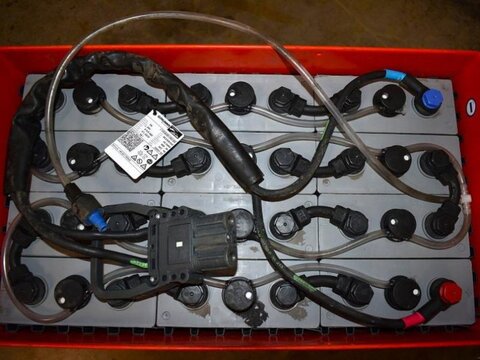 24 Volt 4 PzS 460 Ah 3
