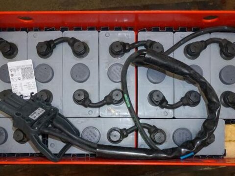 24 Volt 4 PzV 400 Ah 3