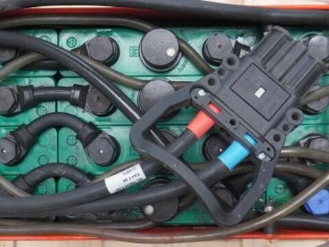 24 Volt 2 PzS 250 Ah 3